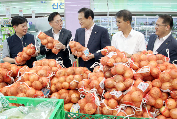 이번 행사에서는 햇양파를 비롯한 각종 농축산물을 저렴한 가격으로 선보인다.(사진은 왼쪽 두 번째부터 맹석인 농협서울본부장, 장만선 동서울농협 조합장)