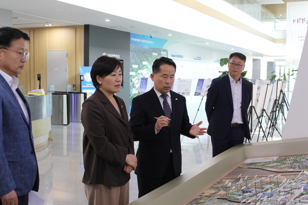 송미령 농식품부 장관(왼쪽에서 두번째)이 김덕호 식품산업클러스터진흥원 이사장(세번째)으로부터 국가식품클러스터 조성 현황에 대한 설명을 청취하고 있다.