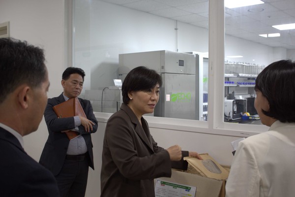 송미령 농식품부 장관이 식품진흥원의 기업지원시설인 식품패키징센터를 시찰하고 있다.