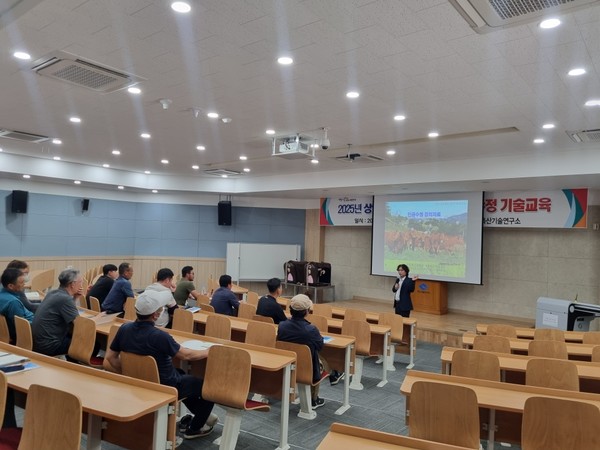 국립축산과학원 조상래 박사가 ‘한우 인공수정의 최신 경향’에 대해 강의 하는 모습