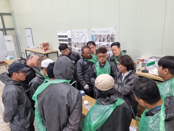 축산기술연구소 연구진과 함께 생식기 해부 실습과 수정 기술 훈련 모습