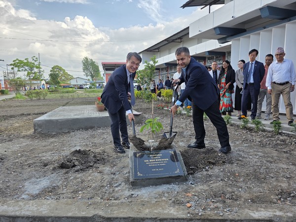 기념 식수(서효원 차장, 고빈다 샤르마 네팔 농업부 차관)