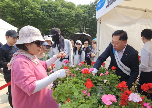 농협서울본부는 30일(금)부터 31일(토)까지 이틀동안 보라매공원 다목적운동장에서 개최되는 '2025 서울도시농업박람회'에 참여해 도시민을 대상으로 반려식물 나눔 행사를 실시한다.