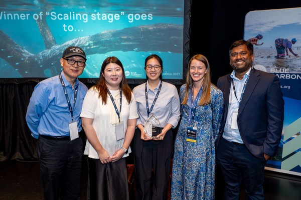 김득회 파이토코퍼레이션 대표(왼쪽)와 관계자들이 수상후 기념촬영을 하고 있다.