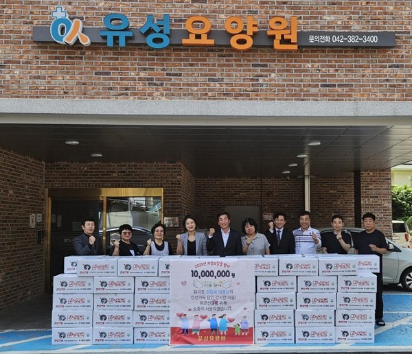 탑미트의 유성요양원 기부 모습.