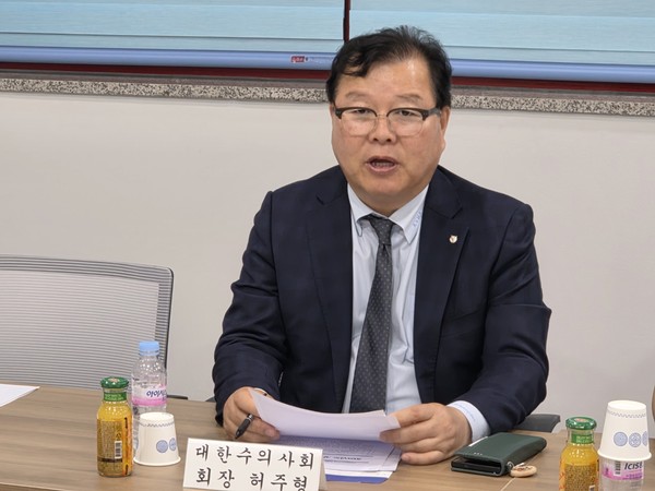 허주형 대한수의사회장이 기자 간담회에서 인사말을 하고 있다.