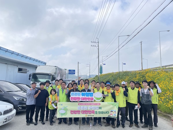 일손돕기행사 참석자들이 아침밥 먹기 행사도 함께 진행했다.
