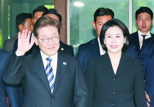 "새 정부 출범"   이재명 제21대 대통령이 지난 4일 취임하며 새 정부의 공식 출범을 알렸다. ‘농업인이 존중받고 농·산촌이 행복한 진짜 대한민국을 만들겠다’는 이 대통령의 선언에 농림축수산업계도 새 정부에 대한 기대감이 커지고 있다. 사진은 이재명 대통령과 김혜경 여사가 취임식 참석차 인천 계양구 사저에서 나오며 시민들에게 인사를 전하고 있는 모습.  [사진=연합뉴스]