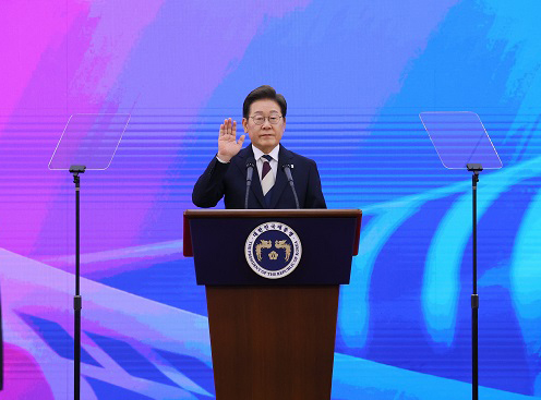 이재명 대통령이 4일 서울 여의도 국회에서 열린 제21대 대통령 취임선서식에서 취임 선서를 하고 있다. [사진: 문화체육관광부]