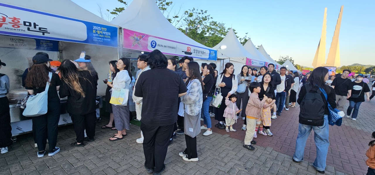 .‘2025 천안 K-컬처박람회' 푸드존은 천안지역 음식점 13곳과 푸드트럭 7대, 총 20개 업소가 참여해 각자의 대표 메뉴를 선보인다.