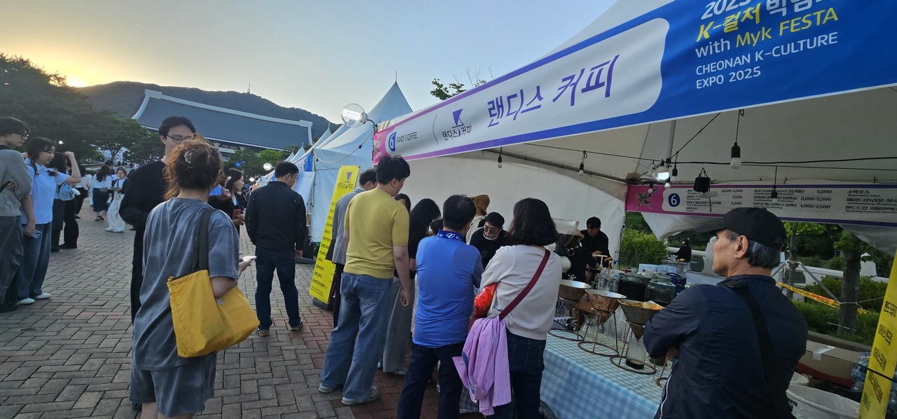 랜디스 커피 부스 앞 많은 사람들이 줄을 서 있다.