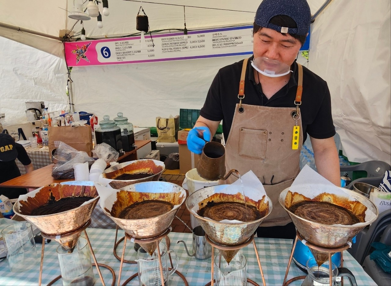 랜디스커피 바라스타가 커피를 추출하고 있다.