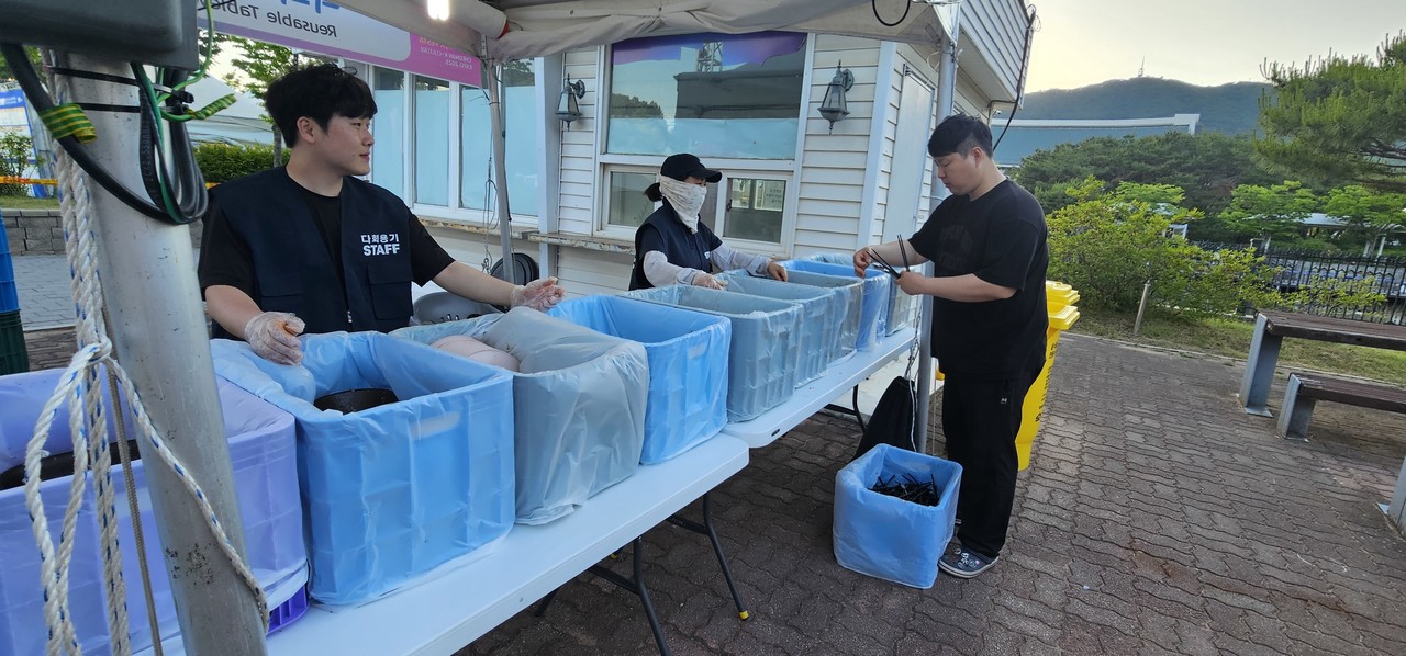 다회용 식기 반납소 관리도 철저히 하고 있는.‘2025 천안 K-컬처박람회’ 푸드존