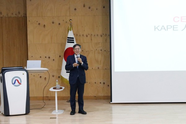 박병홍 축산물품질평가원장이 ‘기관장이 전하는 일하는 원칙’이라는 주제로 직접 강연을 하고 있는 모습.