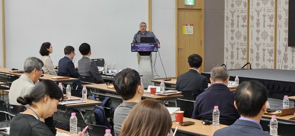 위성관측과 농업로봇 국제심포지엄 위성 세션 중 S.스카쿤(Skakun) 메릴랜드대 교수가 발표하고 있다.