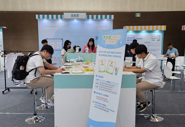 농진원관에서 '나만의 미래 농업 기술 특허등록증 꾸미기'에참여하는 학생들