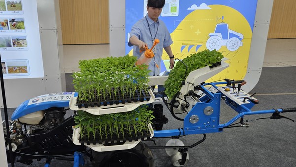 하다와 농진청이 공동개발 중인 고추·배추 범용 자동정식기