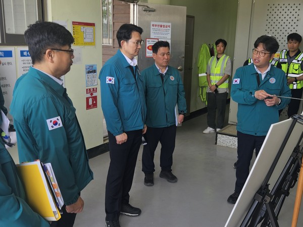 김종구 농식품부 식량정책실장(왼쪽에서 두 번째)이 대선배수장 관계자로부터 안전관리 상황을 보고 받고 있다.