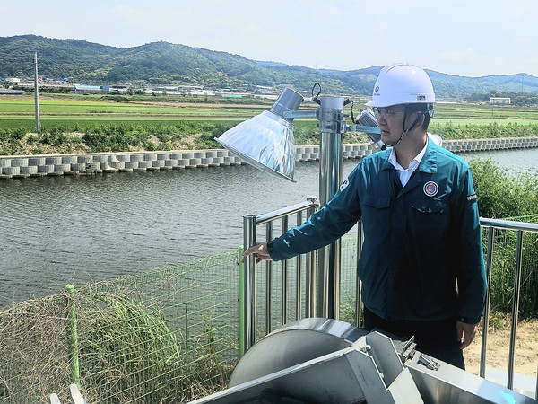 김종구 실장이 배수장 시설물을 직접 점검하고 있는 모습.