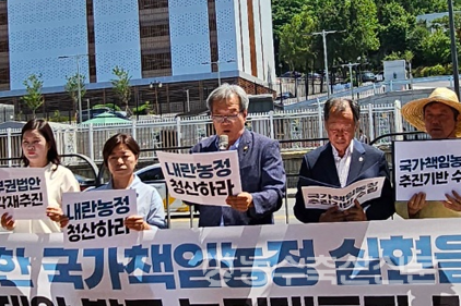 하원오 국민과 함께하는 농민의길 상임대표(왼쪽 세번째)가 대표발언을 하는 모습.