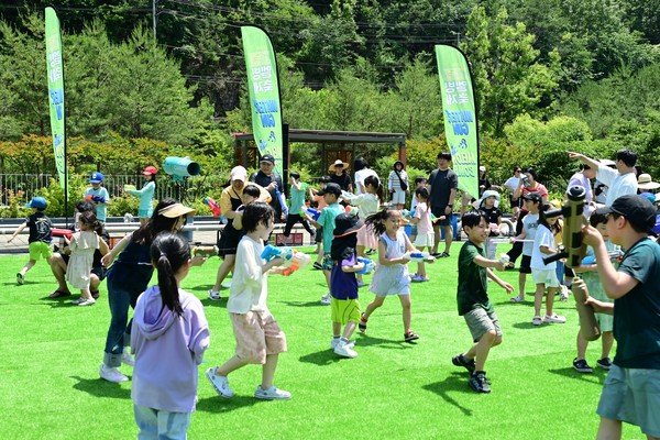 2025 고령 멜빙축제 프로그램 중 워터건 행사에 어린이들이 더위를 날려버리는 모습