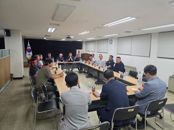 도축수수료 인상과 관련해 한우협회대구경북도지회 임원진이 농협 고령축산물공판장을 항의방문해 관계자들과 의견을 나누고 있다.