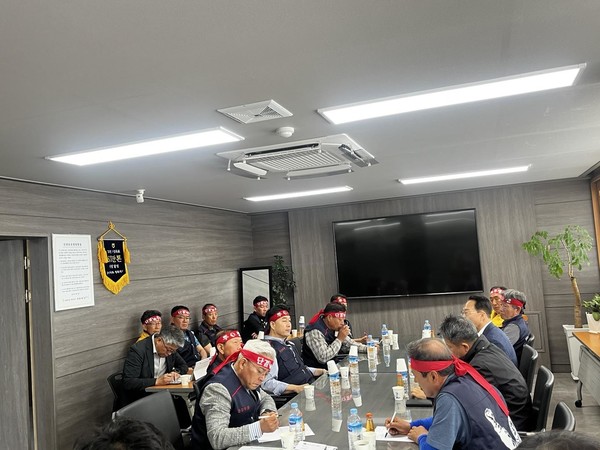 사료가격 인상과 관련해 한우협회대구경북도지회 임원단이 농협사료 경북지사를 항의방문해 지사관계자들과 대화하고 있다.