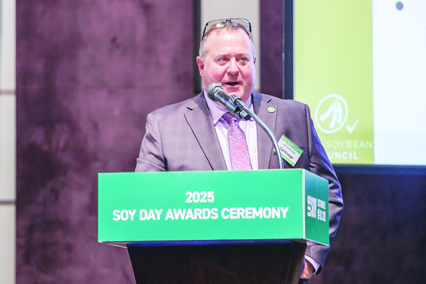 칼 크루거 오하이오 대두협회 이사가 발표하고 있다. 