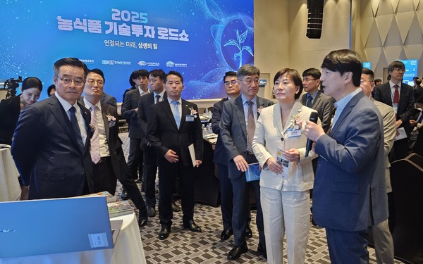 농식품 우수 기업과 투자자들이 만나는 자리인 '농식품 기술투자 로드쇼'가 지난달 26일 서울 드래곤시티호텔에서 농업정책보험금융원, 한국농업기술진흥원, 농림식품기술기획평가원, 한국식품산업클러스터진흥원 등 4개 기관 공동 주최로 열렸다. 사진은 기업 소개를 받고 있는 송미령 농림축산식품부 장관(오른쪽 두번째)과 서해동 농금원장(오른쪽 세번째).