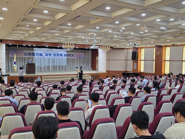 안근승 한국양돈연구회장이 워크숍에서 인사말을 하고 있다.