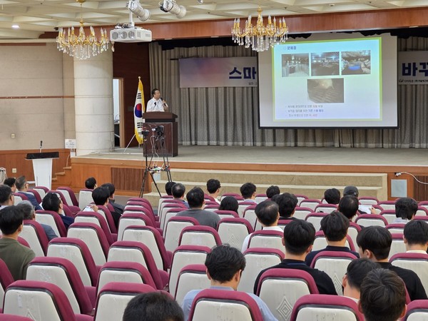 송준익 연암대학교 교수가 '양돈ICT 스마트팜의 정책-현장 정착을 위한 제언'을 발표하고 있다.