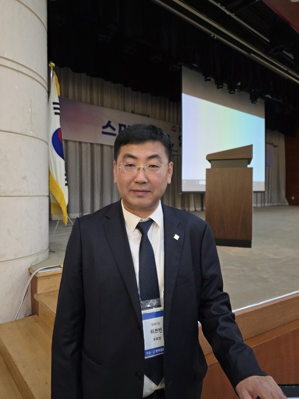 발표에 앞서 포즈를 취한 뤼쯔빈 정대기전 부회장.