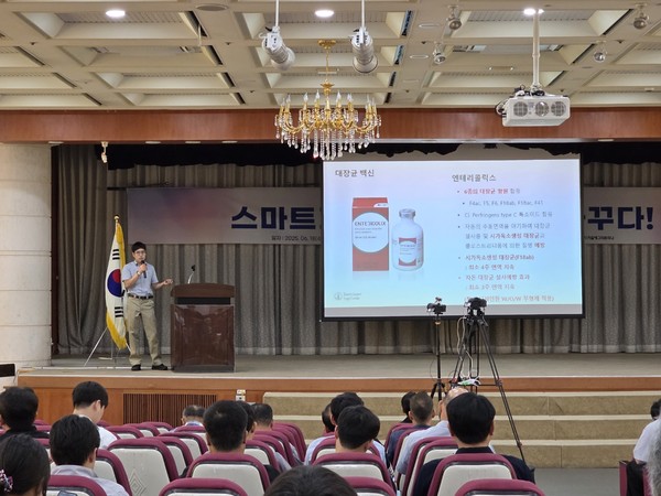 한국베링거인겔하임동물약품(주)의 협찬사 발표 모습, 돼지 대장균백신인 '엔테리콜릭스'를 집중 소개했다. 관계자는 초유를 통해 높은 수준의 모체이행항체를 자돈에게 전달하는 모돈 백신으로 돼지 생산성 향상과 질병부담 경감에 도움이 된다고 설명했다.