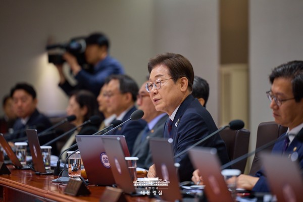 이재명 대통령이 국무회의를 주재하고 있다.