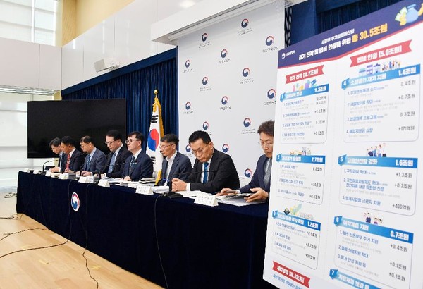 임기근 기획재정부 차관(가운데)이 지난 18일 정부세종청사 중앙동에서 열린 '새정부 추가경정예산안 상세 브리핑'에서 주요내용을 발표하고 있다.