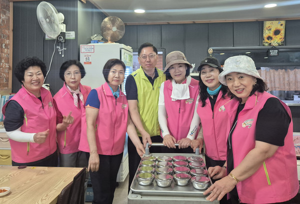 서울고향주부모임은 일손돕기에 참여한 서울농협 직원들과 농업인에게 점심식사를 지원하는 ‘이심점심(以心點心)’중식지원 행사를 함께 진행하며 힘을 보탰다.(사진 왼쪽에서 네 번째 맹석인 농협서울본부장, 다섯 번째 성숙현 서울고향주부모임 회장)