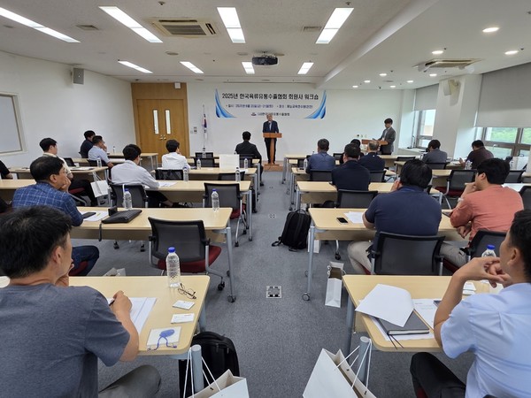 김용철 한국육류유통수출협회장이 워크숍에서 인사말을 하고 있다.
