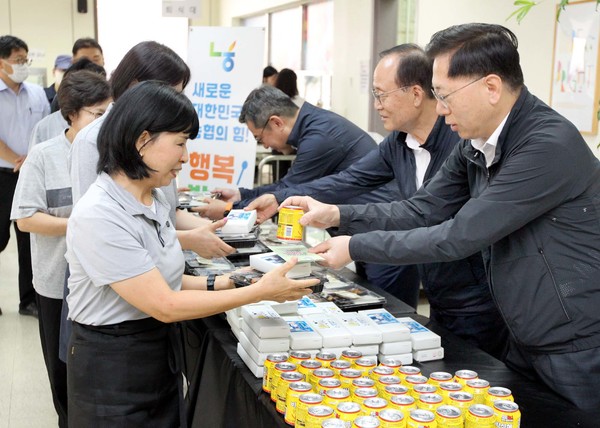 맹석인 본부장(오른쪽 첫번째), 농협파트너스 이범석 대표이사(오른쪽에서 두 번째)가 농협서울본부 10층 구내식당에서 우리 쌀 도시락과 아침밥의 필요성을 알리는 안내장을 배부하며 아침밥 먹기 문화 확산을 위한 홍보를 진행하고 있다.