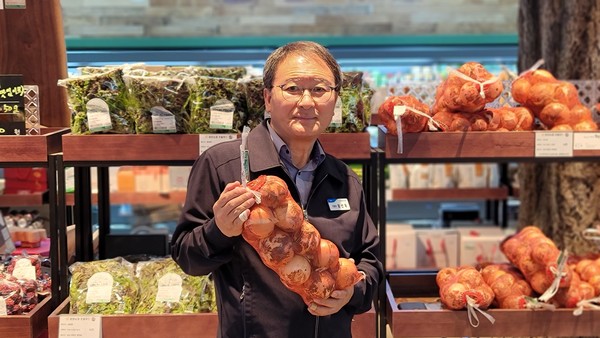 강선욱 경남 함양농협 조합장이 햠양의 특산물 양파를 들고 포즈를 취하고 있다.