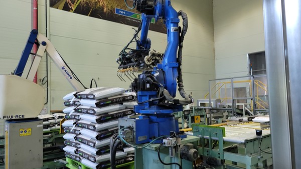 함양농협 RPC에서 로봇팔이 포장작업을 하고 있는 모습. 