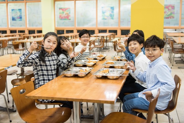 이재명 대통령의 농정공약은 농업·농촌을 둘러싼 어려움과 여러 문제를 타개해 지속가능한 발전을 도모함으로써 대한민국의 식량주권과 국민의 먹거리 기본권을 강화하는 데 힘을 보탤 것으로 기대되고 있다.