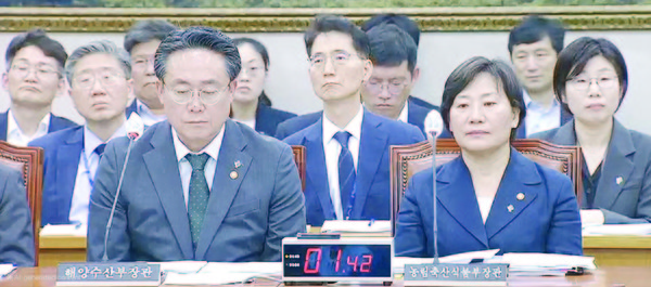  지난 24일 열린 국회 농림축산식품해양수산위원회 전체회의에선 ‘농정의 국가 책임을 강화하겠다’는 정부 정책기조에 대한 호응이 주문됐다. 사진은 회의에 참석한 강도형 해양수산부 장관(왼쪽)과 송미령 농림축산식품부 장관(오른쪽).