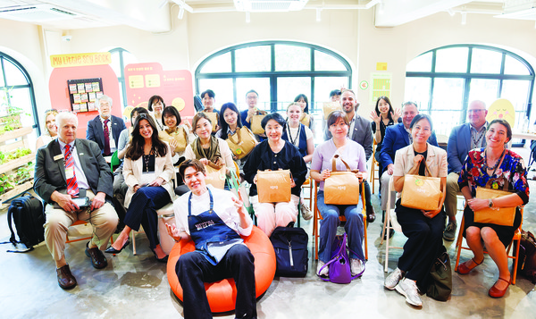 지속가능한 농업을 위해 마련한 캠페인 하우스에서 오스틴 강 셰프가 '지속가능한 쿠킹 쇼'를 진행했다. 사진은 쿠킹 쇼 기념사진.