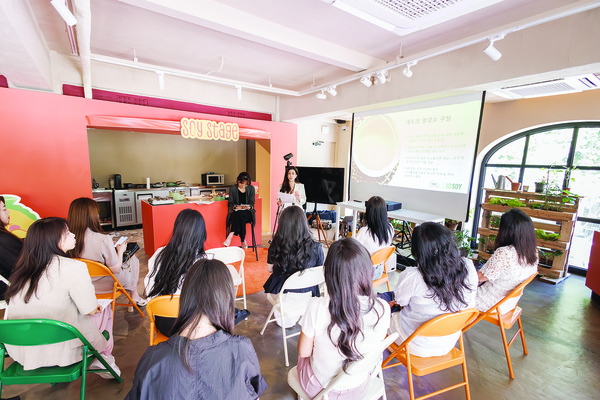 소이푸드의 스킨케어 효과를 선보이고 정보 제공을 위한 '이너뷰티 행사' 모습.