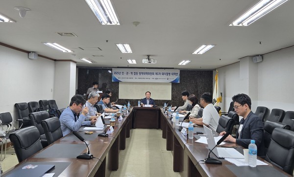 민관학 돼지열병 대책반 회의 모습.