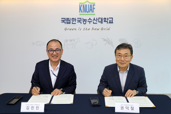 김진진 한농대 산학협력단장(왼쪽)과 권덕철 전북대 지역발전연구원장이 협약서에 서명을 하고 있다.