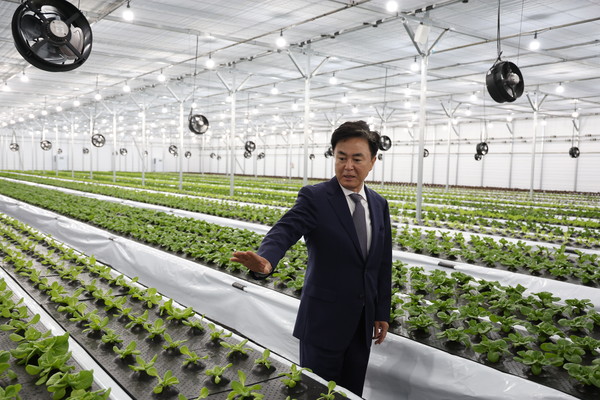 김태흠 충남도지사는 농업의 산업화와 농업의 구조와 시스템 개혁을 핵심 가치로 내세우며, 현장 중심의 농정 철학을 실천 중이다. 