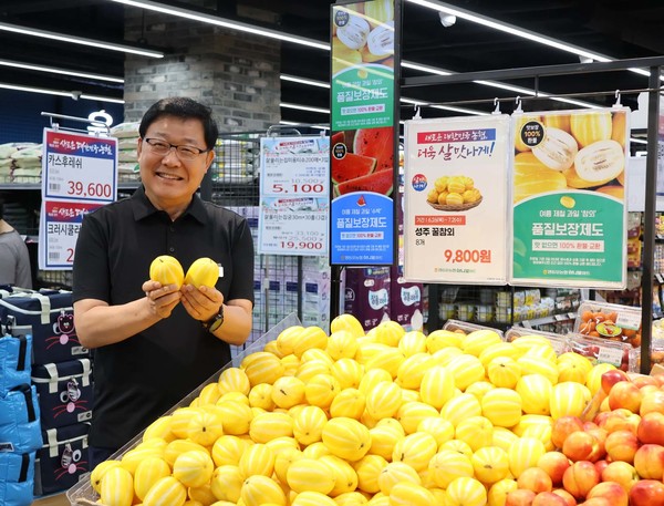 영등포농협 하나로마트가 품질 보장제를 도입해 소비자들의 눈길을 끌고 있다. 백호 조합장이 하나로마트 신도림점에서 참외를 들어보이고 있다.