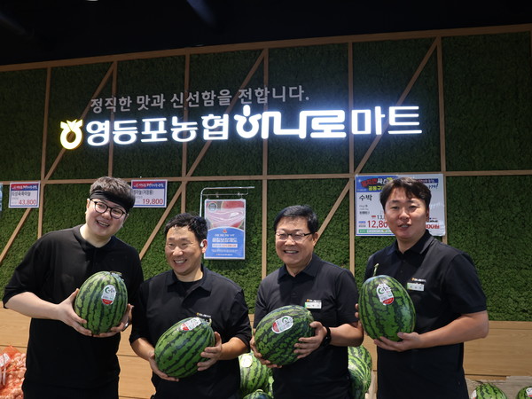 백호 조합장(왼쪽에서 세번째)이 하나로마트 신도림점 직원과 함께 품질 보장제를 홍보하고 있다.