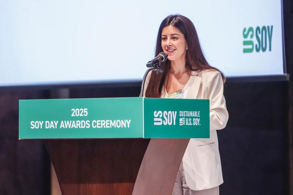 샬럿 마틴 SNI글로벌(Soy Nutrition Institute Global) 영양학자가 '콩과 피부건강의 상관관계'에 대해 발표하고 있다. 